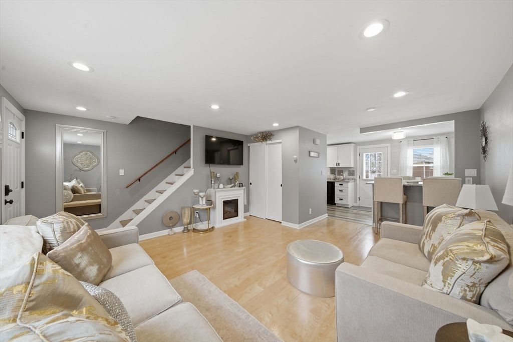 38 Village Green Dr 77, North Andover, MA 01845