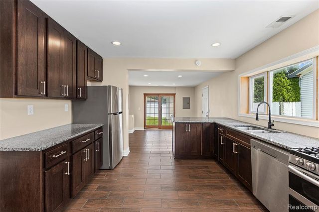 23137 E 13 Mile Road, Saint Clair Shores, MI 48082