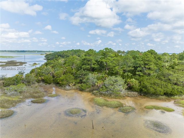 27 Ashton Dr, St Helena Island, SC 29920