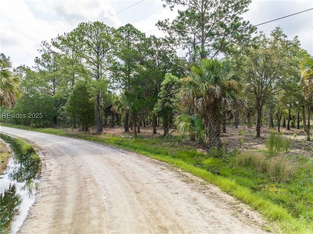27 Ashton Dr, St Helena Island, SC 29920