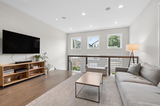 6739 N Oxford Avenue, Chicago, IL 60631