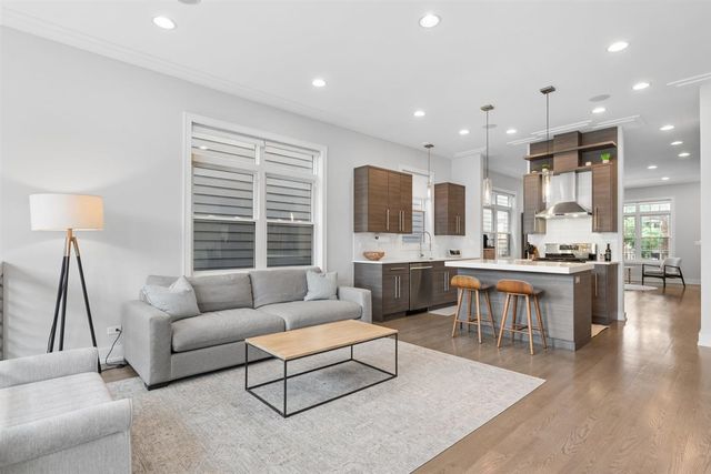 6739 N Oxford Avenue, Chicago, IL 60631