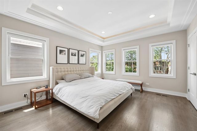 6739 N Oxford Avenue, Chicago, IL 60631