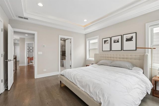 6739 N Oxford Avenue, Chicago, IL 60631