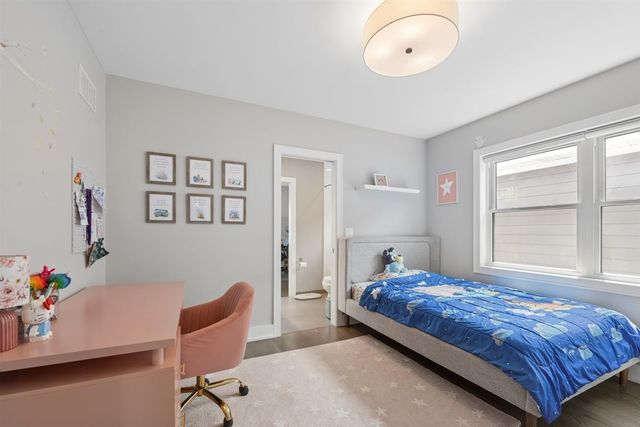 6739 N Oxford Avenue, Chicago, IL 60631