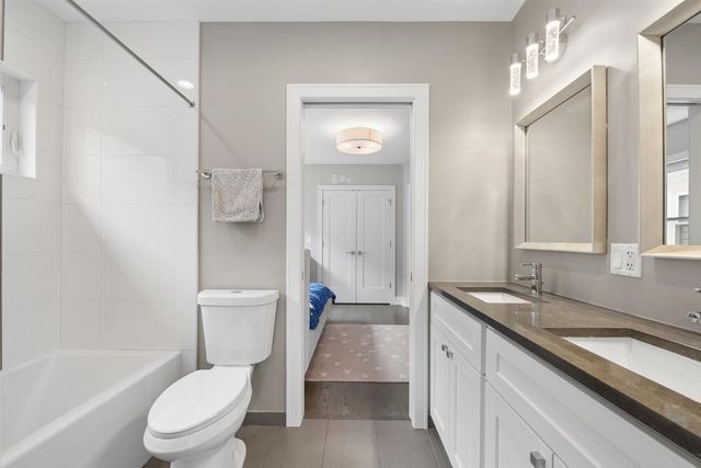 6739 N Oxford Avenue, Chicago, IL 60631