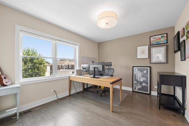 6739 N Oxford Avenue, Chicago, IL 60631
