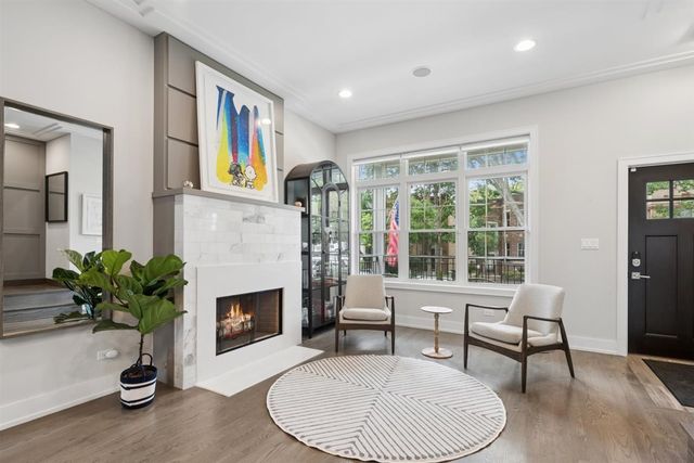 6739 N Oxford Avenue, Chicago, IL 60631