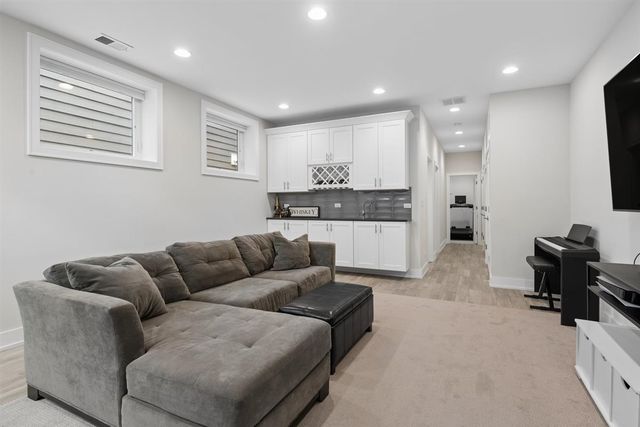 6739 N Oxford Avenue, Chicago, IL 60631