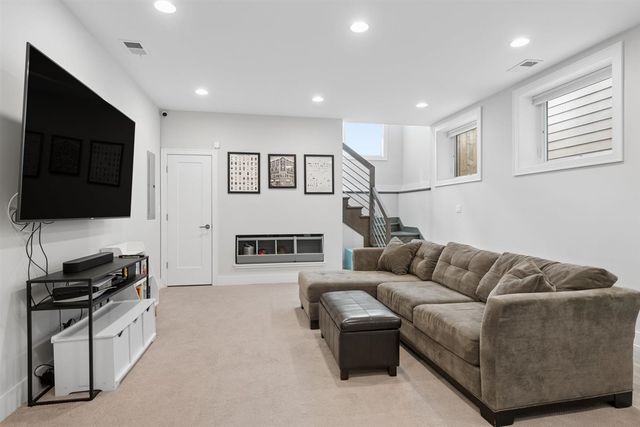 6739 N Oxford Avenue, Chicago, IL 60631