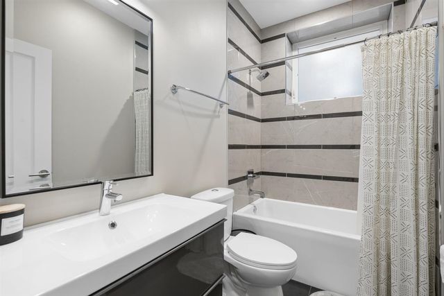 6739 N Oxford Avenue, Chicago, IL 60631