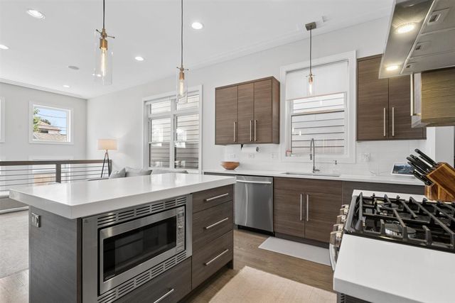 6739 N Oxford Avenue, Chicago, IL 60631