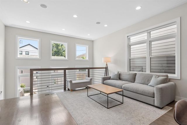6739 N Oxford Avenue, Chicago, IL 60631