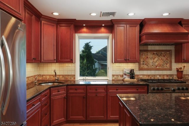 38 Genesee Trail, Westfield Town, NJ 07090