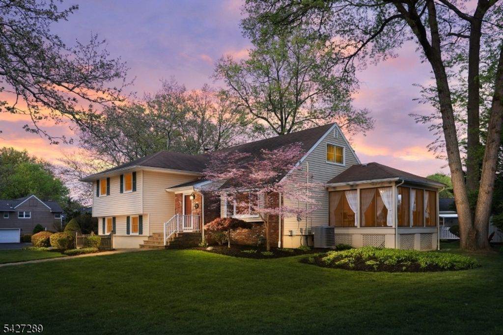 38 Genesee Trail, Westfield Town, NJ 07090