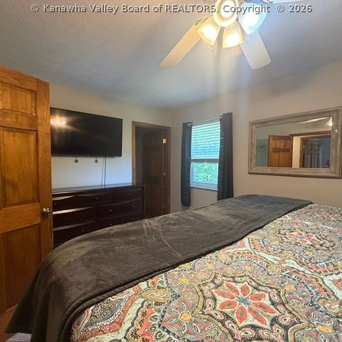 307 LINDEN Lane, Hurricane, WV 25510