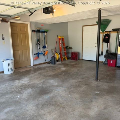 307 LINDEN Lane, Hurricane, WV 25510