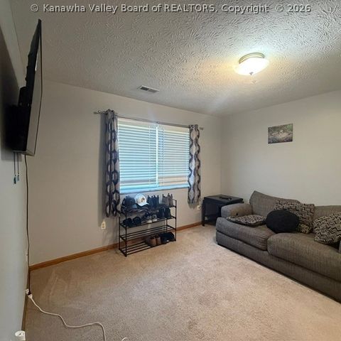 307 LINDEN Lane, Hurricane, WV 25510