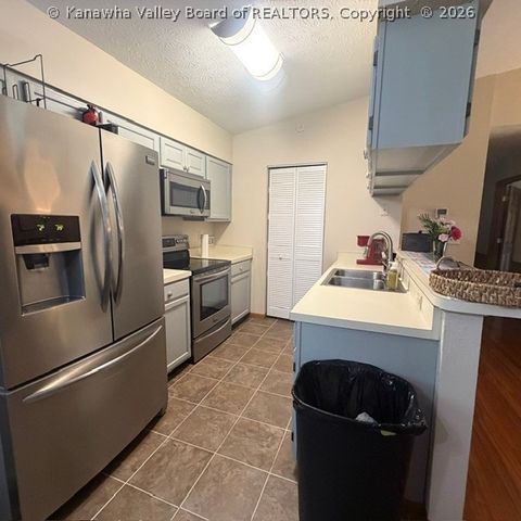 307 LINDEN Lane, Hurricane, WV 25510