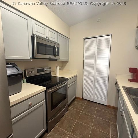 307 LINDEN Lane, Hurricane, WV 25510