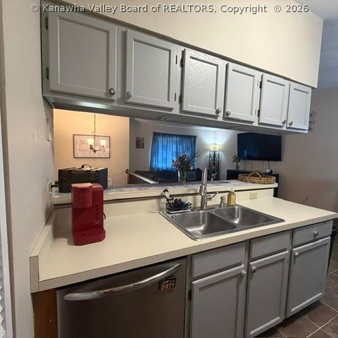 307 LINDEN Lane, Hurricane, WV 25510