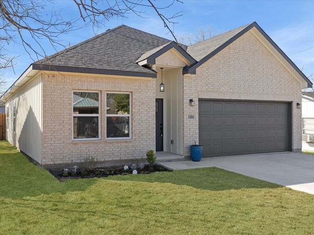 1004 E Hickory Street, Kaufman, TX 75142
