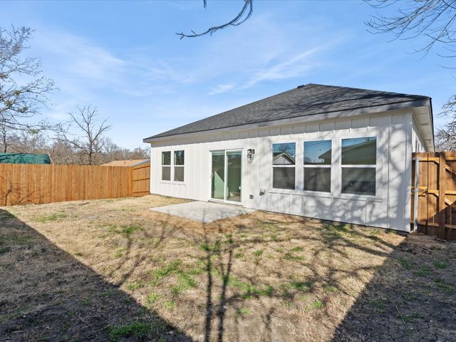 1004 E Hickory Street, Kaufman, TX 75142