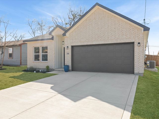 1004 E Hickory Street, Kaufman, TX 75142