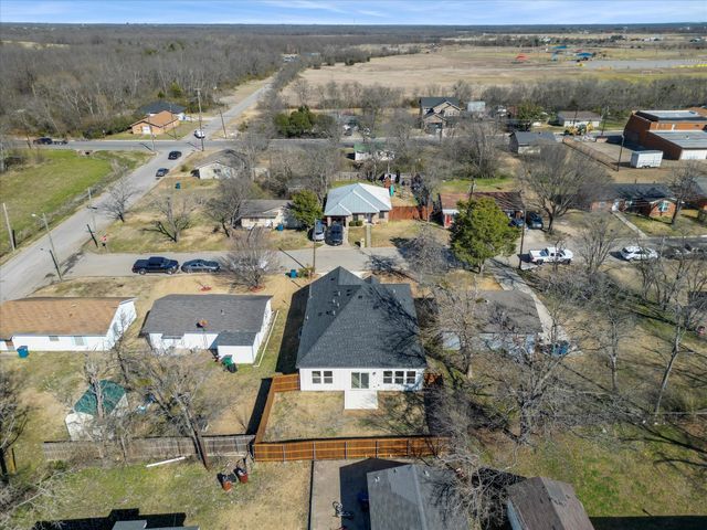 1004 E Hickory Street, Kaufman, TX 75142