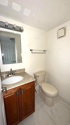 42 Sussex B B, West Palm Beach, FL 33417