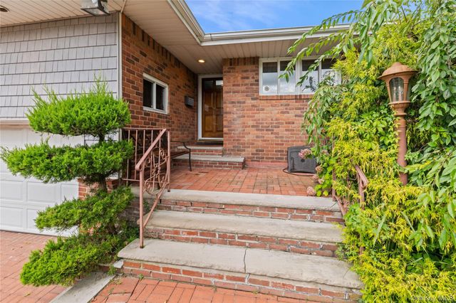 655 Diane Place, North Woodmere, NY 11581