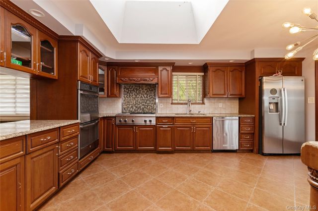 655 Diane Place, North Woodmere, NY 11581