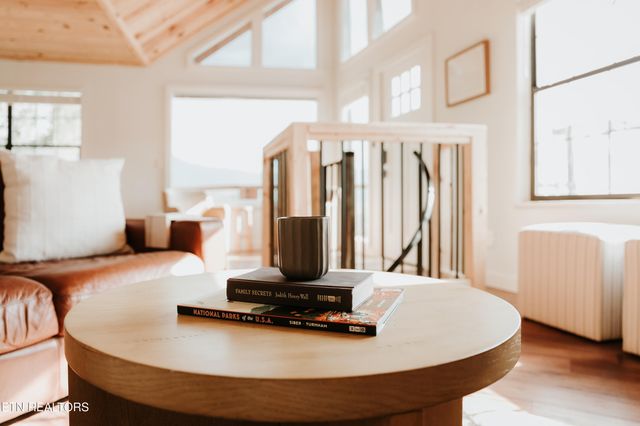 1052 E Foothills Drive, Gatlinburg, TN 37738