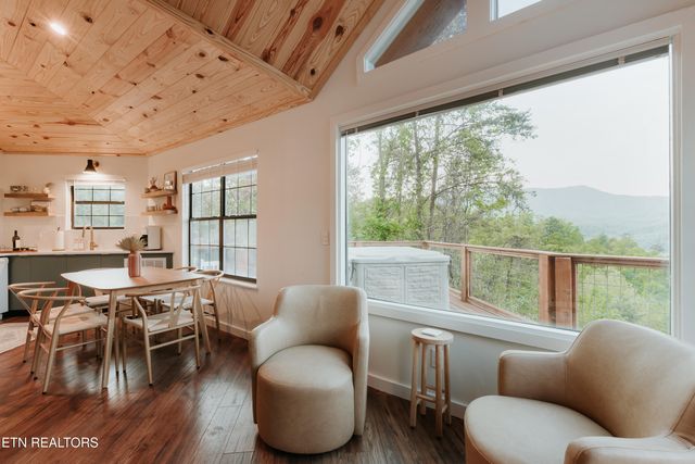 1052 E Foothills Drive, Gatlinburg, TN 37738