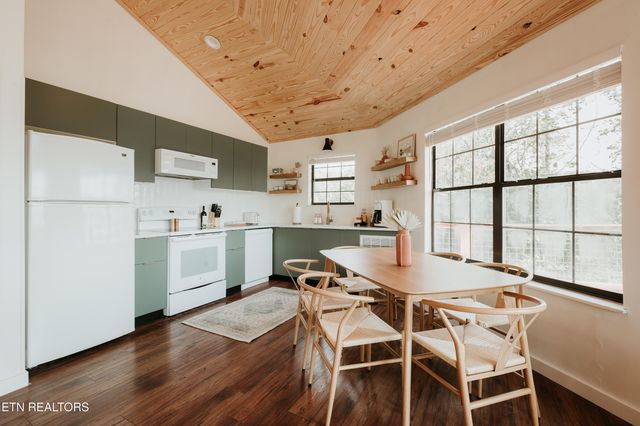 1052 E Foothills Drive, Gatlinburg, TN 37738