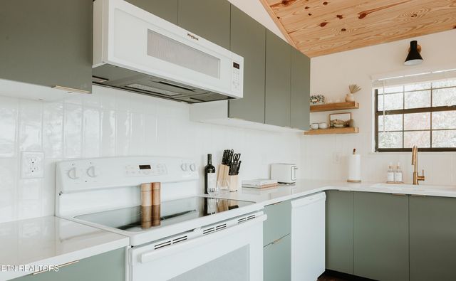 1052 E Foothills Drive, Gatlinburg, TN 37738