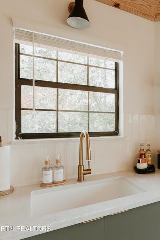 1052 E Foothills Drive, Gatlinburg, TN 37738