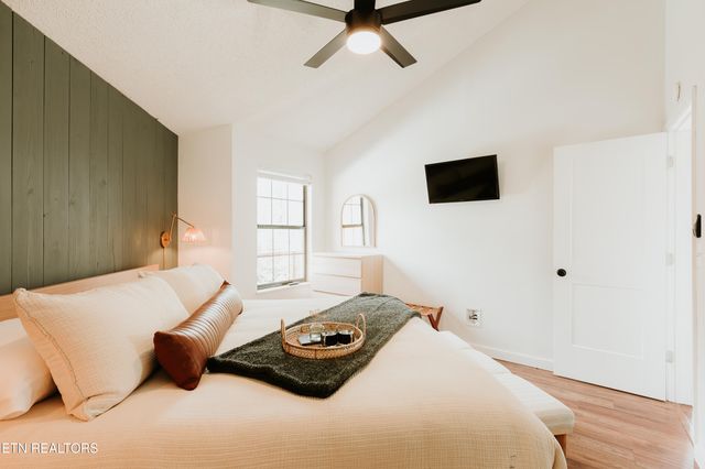 1052 E Foothills Drive, Gatlinburg, TN 37738