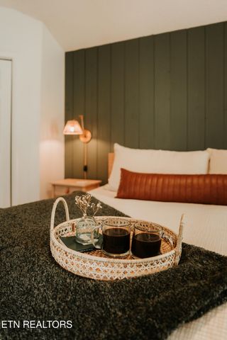 1052 E Foothills Drive, Gatlinburg, TN 37738