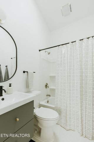 1052 E Foothills Drive, Gatlinburg, TN 37738