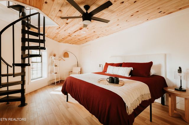 1052 E Foothills Drive, Gatlinburg, TN 37738