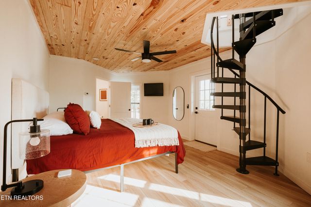 1052 E Foothills Drive, Gatlinburg, TN 37738