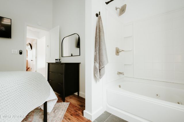 1052 E Foothills Drive, Gatlinburg, TN 37738