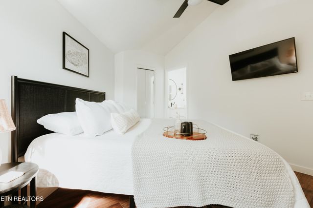 1052 E Foothills Drive, Gatlinburg, TN 37738