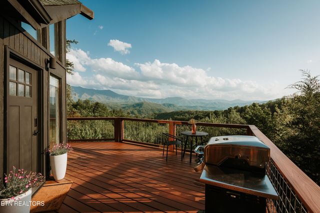 1052 E Foothills Drive, Gatlinburg, TN 37738