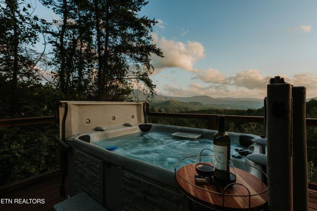 1052 E Foothills Drive, Gatlinburg, TN 37738