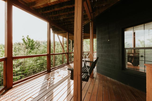 1052 E Foothills Drive, Gatlinburg, TN 37738