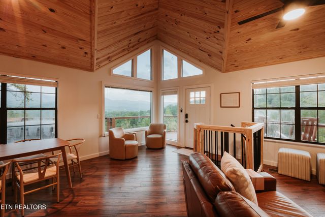 1052 E Foothills Drive, Gatlinburg, TN 37738