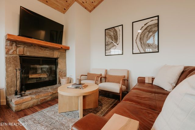 1052 E Foothills Drive, Gatlinburg, TN 37738