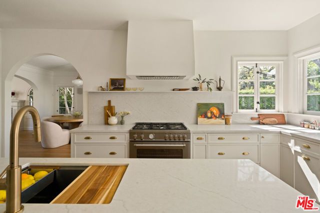 827 Lorraine Boulevard, Los Angeles, CA 90005